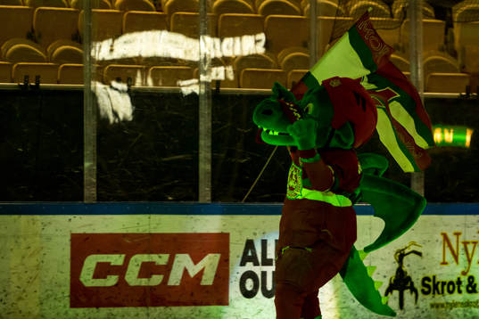 Draken innan ishockeymatchen i Hockeyallsvenskan mellan