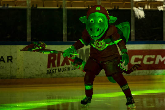 Draken innan ishockeymatchen i Hockeyallsvenskan mellan