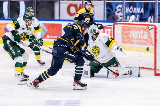 Södertäljes Viktor Lang med en målchans