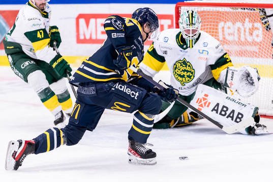 Södertäljes Alex Ciernik oroar mot Björklövens målvakt
