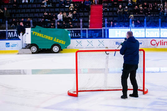 Första perioden bryts pga isproblem