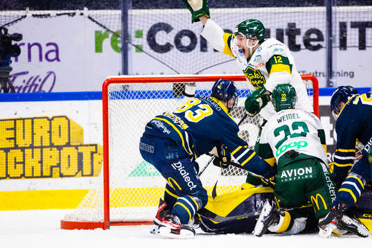 Björklövens Scott Pooley jublar