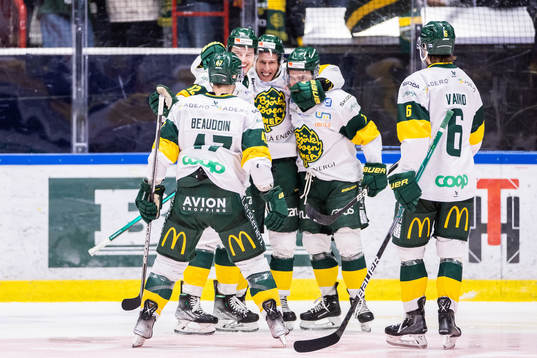 Björklövens Fredrik Weigel jublar med lagkamrater