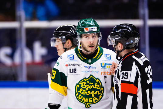 Björklövens Fredric Andersson i samtal med domare
