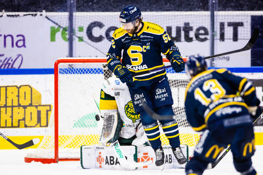 Södertäljes Christopher Liljewall täcker skott framför