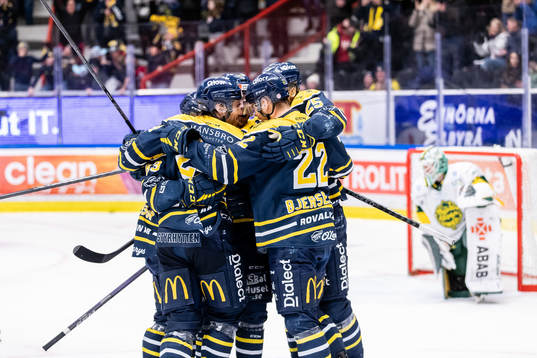 Södertäljes Jacob Dahlström jublar med lagkamrater