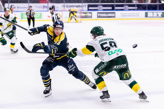 Södertäljes Filiph Engsund och Björklövens Kim Johansson