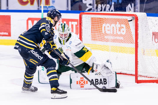 Björklövens målvakt Joona Voutilainen gör en räddning