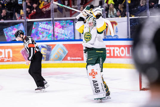 Björklövens målvakt Joona Voutilainen jublar