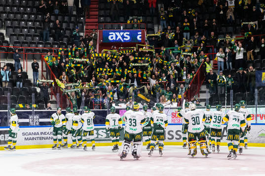 Björklövens spelare jublar mot sina supportar