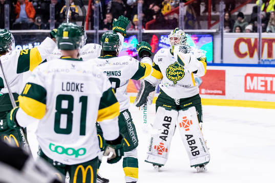 Björklövens målvakt Joona Voutilainen jublar med