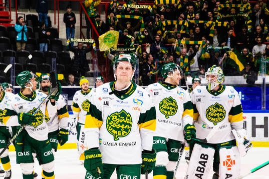 Björklövens spelare jublar