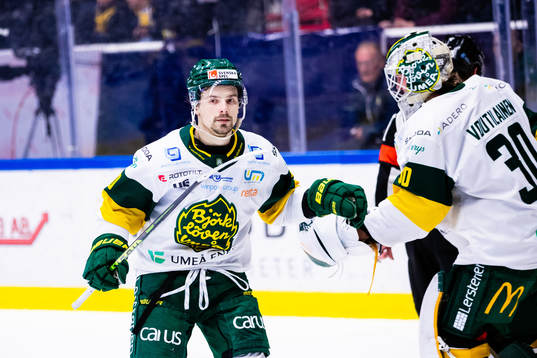 Björklövens Gerry Fitzgerald jublar med målvakt Joona