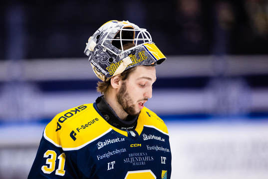Södertäljes målvakt Nikita Tolopilo   deppar
