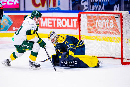 Björklövens Jens Lööke och Södertäljes målvakt
