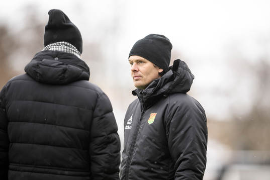 GAIS Klubbchef Magnus Sköldmark (med ryggen mot kameran)