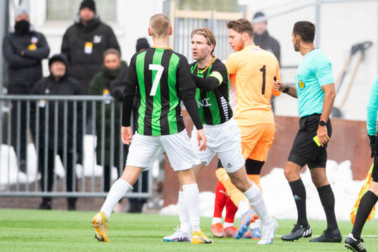GAIS August Wängberg håller undan Joackim Åberg