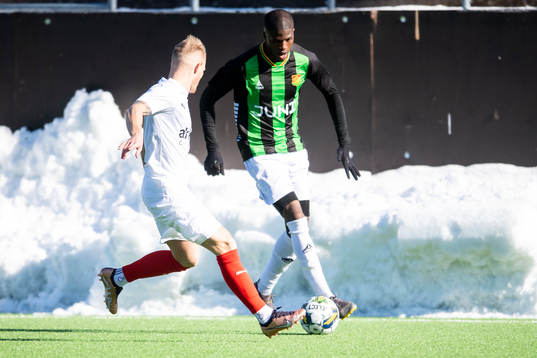 Helsingborgs Casper Widell  och GAIS Chisomnazu Chika Chidi