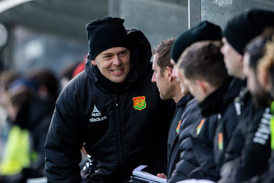 GAIS huvudtränare Fredrik Holmberg jublar