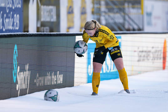 Elfsborgs Alva Sjöström hämtar bollen i snön