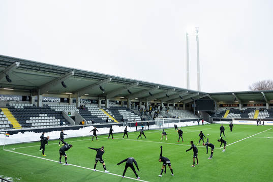 Häckens spelare värmer upp innan kvartsfinalen i Svenska
