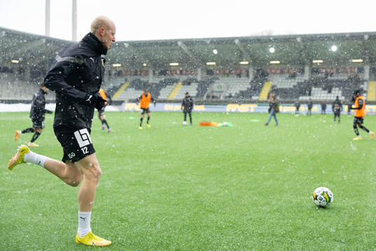 Häckens Valgeir Fridriksson värmer upp innan