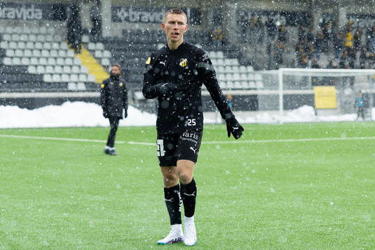 Häckens Kristoffer Lund Hansen värmer upp innan