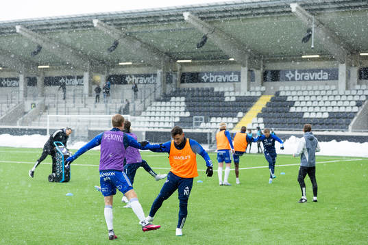 IFK Norrköpings spelare värmer upp innan  kvartsfinalen i