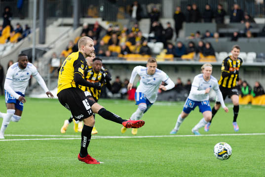 Häckens Simon Gustafson skjuter 1-0 på straff