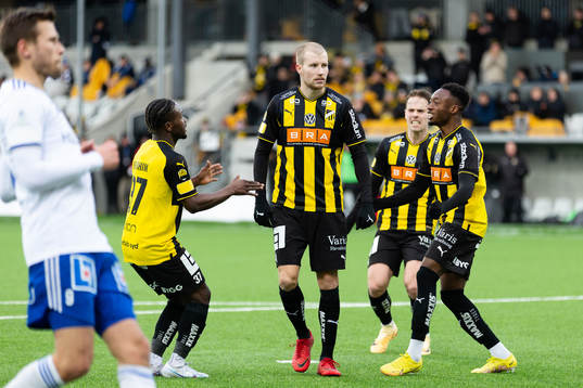 Häckens Simon Gustafson med jublande lagkamrater