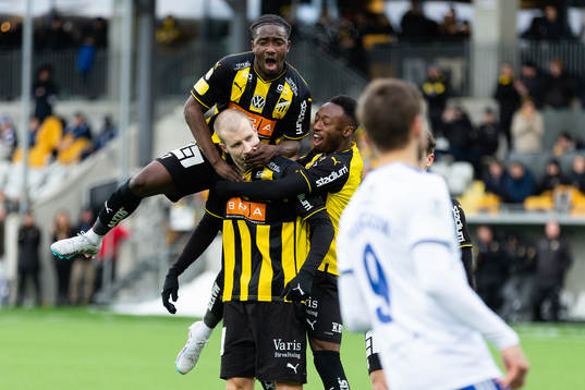 Häckens Simon Gustafson med jublande lagkamrater