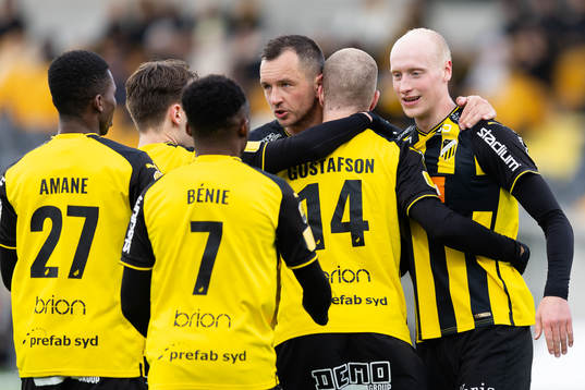 Häckens Simon Gustafson jublar med lagkamrater