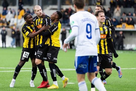 Häckens Simon Gustafson jublar med lagkamrater