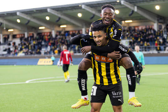 Häckens Momodou Lamin Sonko och Benie Adama Traore jublar