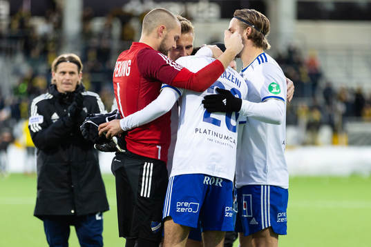 IFK Norrköpings Kristoffer Khazeni omfamnas av lagkamrater