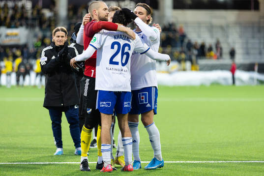 IFK Norrköpings Kristoffer Khazeni omfamnas av lagkamrater