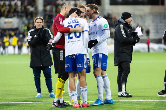 IFK Norrköpings Kristoffer Khazeni omfamnas av lagkamrater