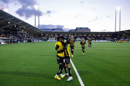 Häckens Momodou Lamin Sonko jublar ihop med Benie Adama