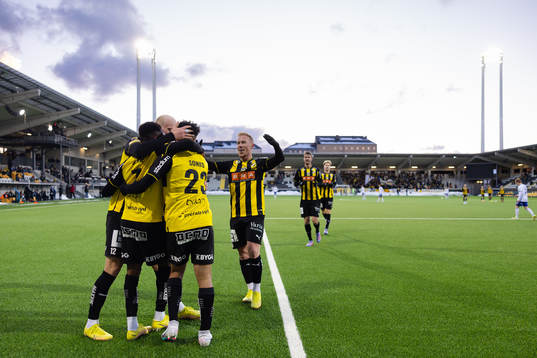 Häckens Momodou Lamin Sonko jublar med lagkamrater