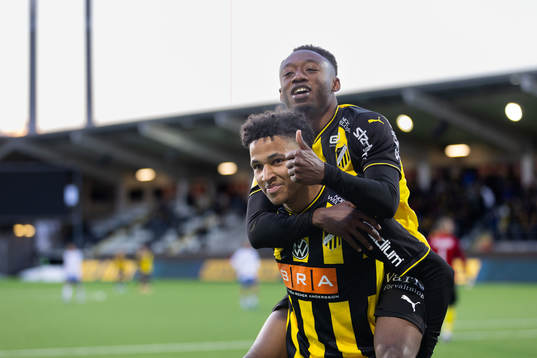 Häckens Momodou Lamin Sonko jublar med Benie Adama Traore