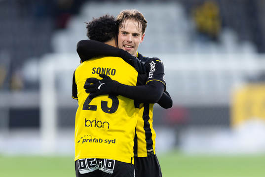 Häckens Momodou Lamin Sonko och Lars Olden Larsen jublar