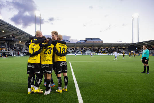 Häckens Momodou Lamin Sonko jublar med lagkamrater