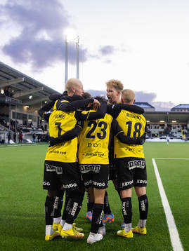 Häckens Momodou Lamin Sonko jublar med lagkamrater
