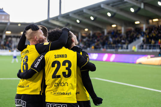 Häckens Lars Olden Larsen jublar med lagkamrater
