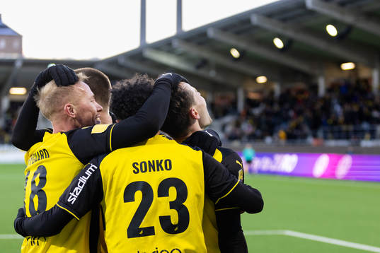Häckens Lars Olden Larsen jublar med lagkamrater