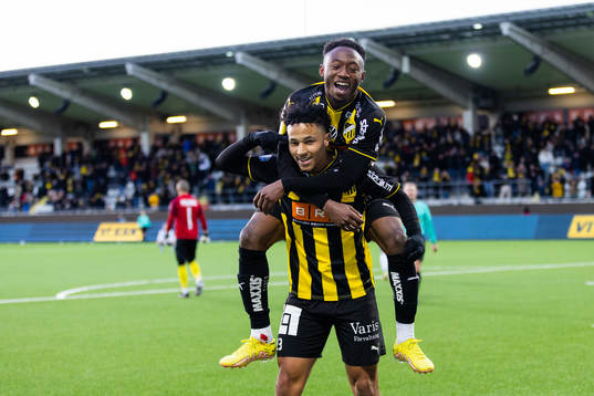 Häckens Momodou Lamin Sonko jublar