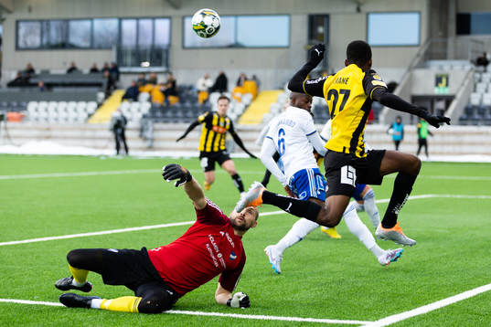 IFK Norrköpings målvakt Oscar Jansson och Häckens Akoua