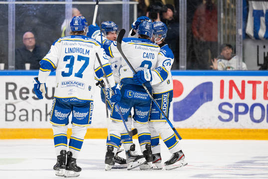 Leksands spelare jublar med Matt Caito
