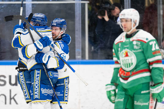 Leksands spelare jublar med Matt Caito