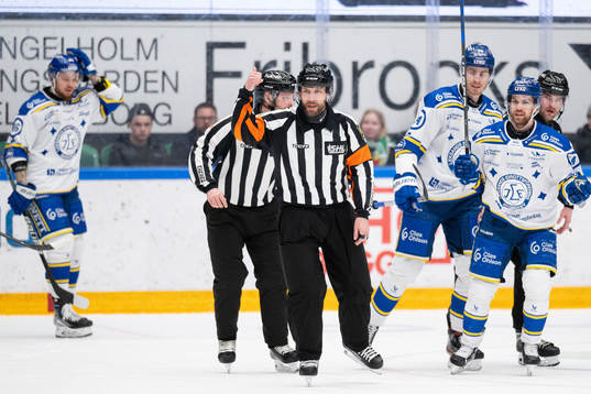 Domare Marcus Linde signalerar för videogranskning